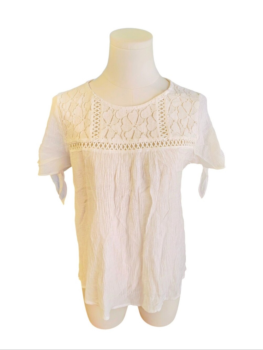 E & M Crisp White Lace Cutout Tie Wrist Keyhole Lightweight Blouse Size Medium